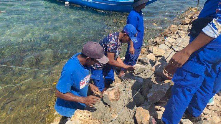 Tanggul Rusak Akibat Gempa Flores, Polisi Bersama Warga Bangun Kembali Penahan Ombak Pulau Kukusan