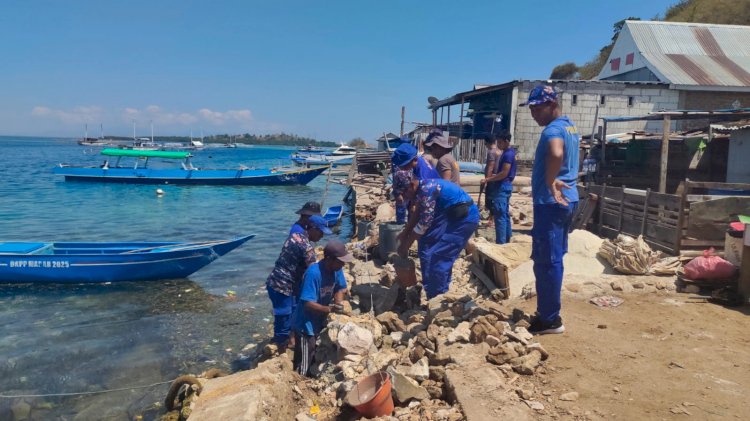 Tanggul Rusak Akibat Gempa Flores, Polisi Bersama Warga Bangun Kembali Penahan Ombak Pulau Kukusan