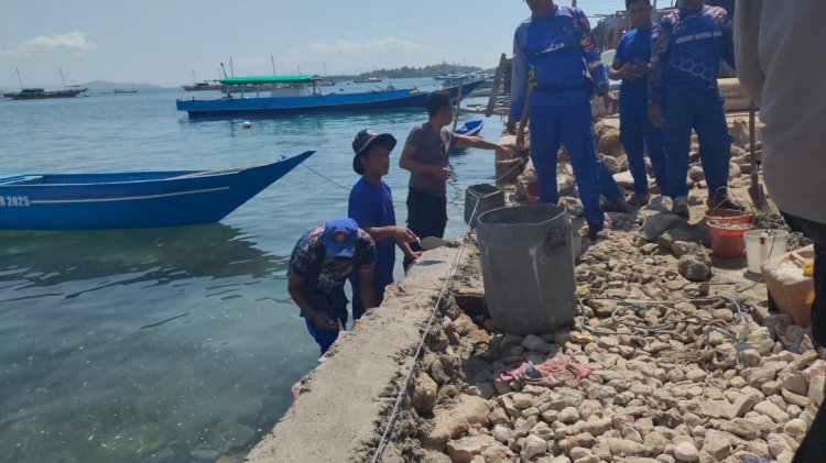 Tanggul Rusak Akibat Gempa Flores, Polisi Bersama Warga Bangun Kembali Penahan Ombak Pulau Kukusan