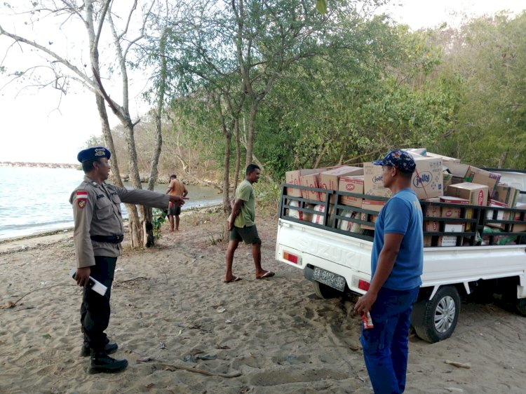 Respon Cepat Aspirasi Warga di Medsos, Kapolres Mabar Sewa Perahu Ketinting Antar Bantuan ke Nggilat