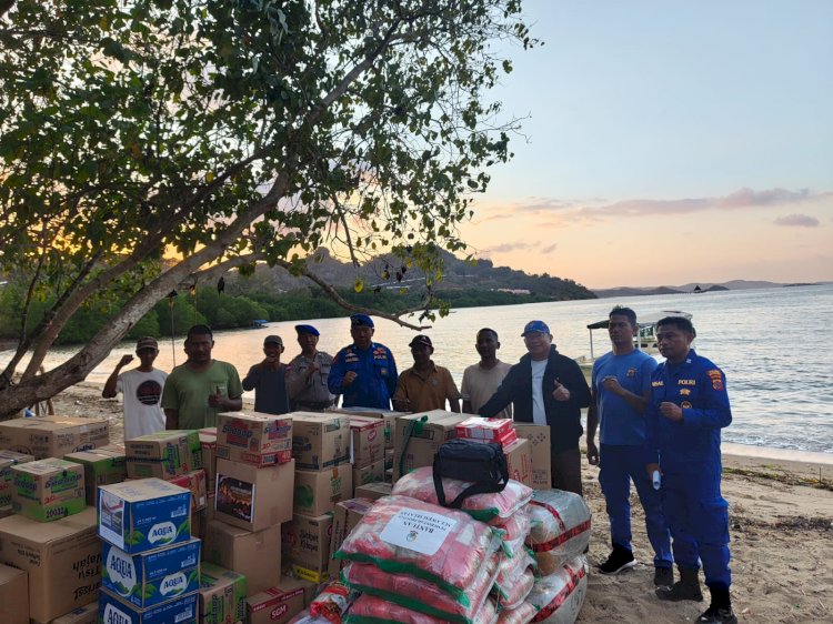 Respon Cepat Aspirasi Warga di Medsos, Kapolres Mabar Sewa Perahu Ketinting Antar Bantuan ke Nggilat