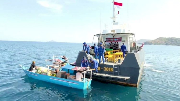 Menembus Pesisir Terisolasi, Polisi Arungi Laut Salurkan Bantuan Gempa Flores di Pasir Panjang