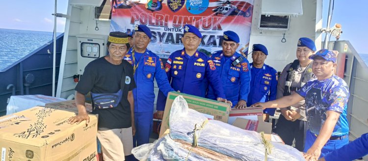 Menembus Pesisir Terisolasi, Polisi Arungi Laut Salurkan Bantuan Gempa Flores di Pasir Panjang