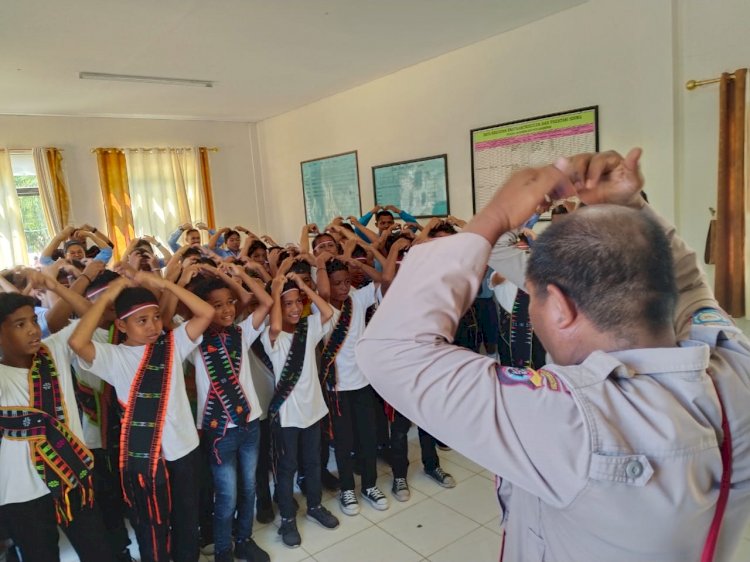 Pulihkan Trauma Pasca-Gempa Flores, Polres Manggarai Barat Gelar Terapi USEFT Bagi Siswa SDK Sta. Yosefa