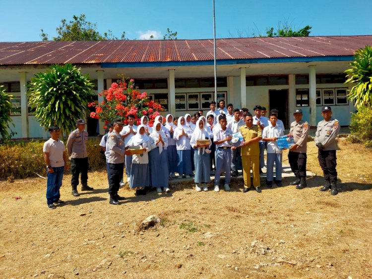 Dukung Pemulihan Pascagempa Mabar, Polisi Salurkan Bantuan Pendidikan serta Pendampingan Psikososial
