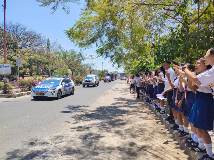 Ratusan Pelajar di Labuan Bajo Lepas Kepulangan Pasukan Brimob Pasca-Misi Kemanusiaan Flores
