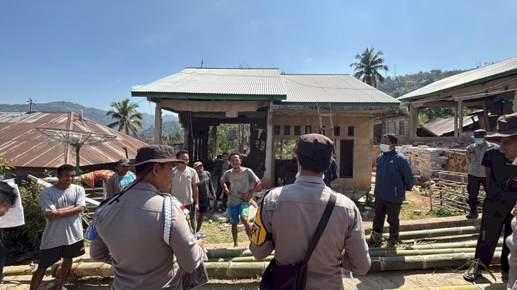 Pemulihan Pasca Gempa Flores, Polsek Kuwus dan Warga Gotong Royong Robohkan Bangunan Rawan Runtuh