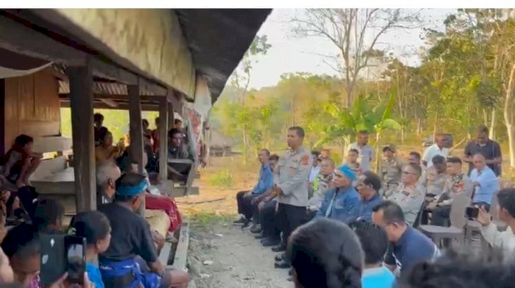 Sampaikan Duka Cita yang Mendalam, PJU Polda NTT Bersama Kapolres Sumba Barat Melayat ke Rumah Duka Korban Penembakan (Pelaku Curnak)