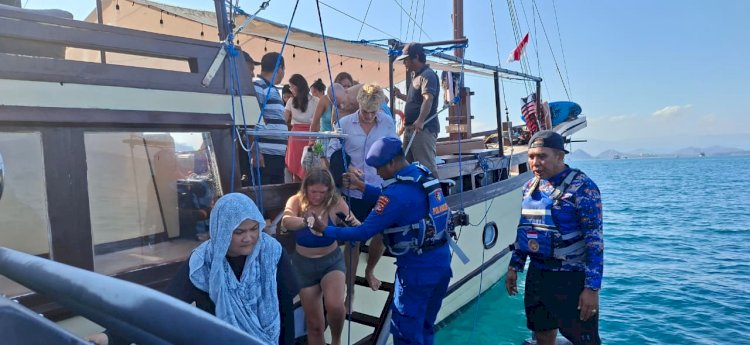Kapal Karam di Labuan Bajo, Polisi Evakuasi 19 Penumpang dan ABK Dengan Selamat