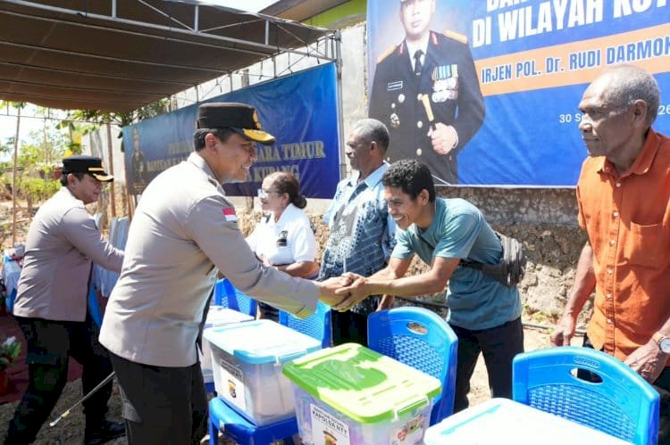Resmikan Delapan Titik Sumur Bor, Kapolda NTT Salurkan Bansos kepada Warga Kelurahan Belo