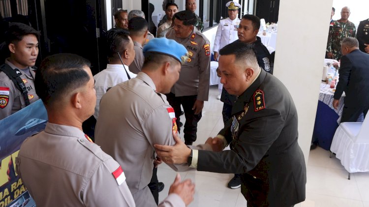 Kejutkan Makodim 1630/Mabar, Polres Manggarai Barat Bawa Tumpeng Peringati HUT ke-81 TNI