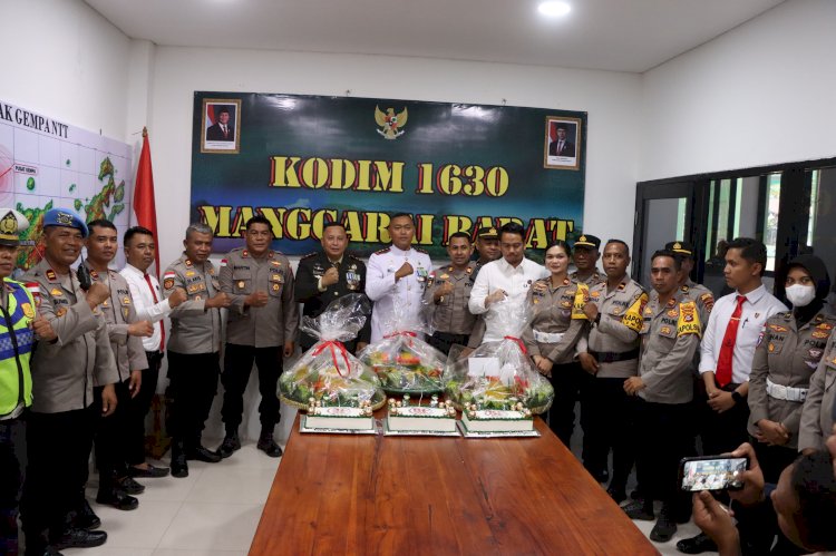 Kejutkan Makodim 1630/Mabar, Polres Manggarai Barat Bawa Tumpeng Peringati HUT ke-81 TNI