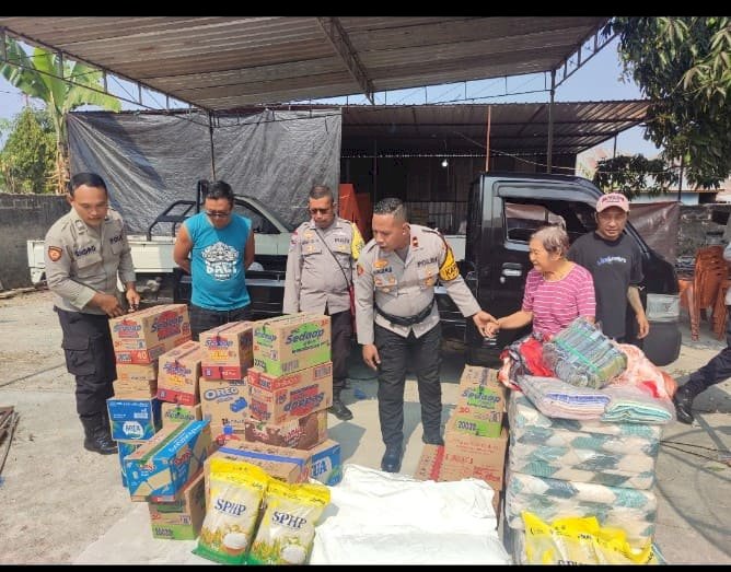 Respon Cepat Musibah Kebakaran di Wae Nakeng, Polisi Salurkan Bantuan Kemanusiaan untuk Lansia 80 Tahun