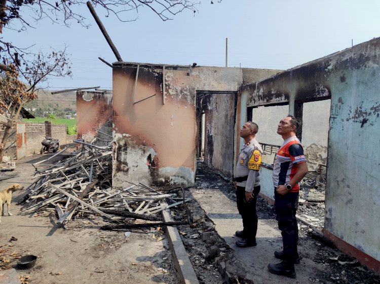 Respon Cepat Musibah Kebakaran di Wae Nakeng, Polisi Salurkan Bantuan Kemanusiaan untuk Lansia 80 Tahun