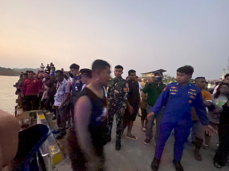 Kapal Wisata KM Feronia Tenggelam di Kawasan TNK, Polisi Bantu Evakuasi Wisawatan dan ABK