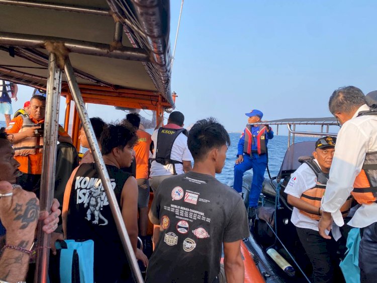Kapal Wisata KM Feronia Tenggelam di Kawasan TNK, Polisi Bantu Evakuasi Wisawatan dan ABK
