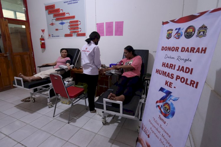 Peringati HUT ke-75 Humas Polri, Polres Mabar Gelar Baksos Sembako dan Donor Darah di Labuan Bajo