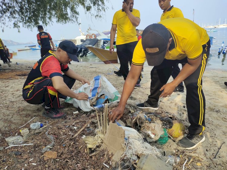 Jaga Citra Labuan Bajo, Polisi Bersihkan Pesisir Pantai Pede dan Tanam Puluhan Pohon