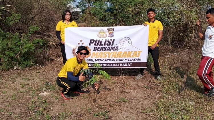 Jaga Citra Labuan Bajo, Polisi Bersihkan Pesisir Pantai Pede dan Tanam Puluhan Pohon