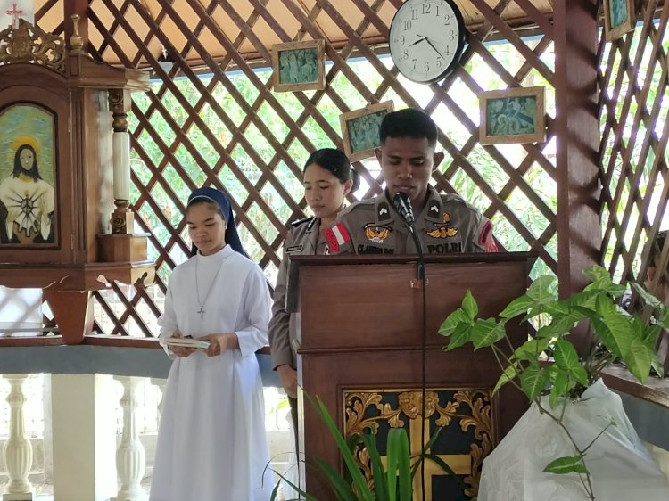 Personel Polres Mabar dan Brimob Bertugas Jadi Koor Misa di Kapela St. Damian Labuan Bajo