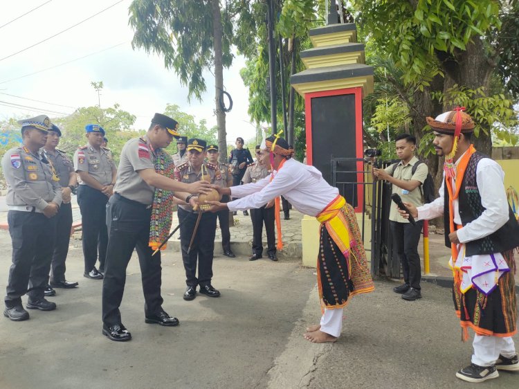 Perdana Kunker di Labuan Bajo, Kapolda NTT Disambut Tarian Caci dan Prosesi Adat Manggarai