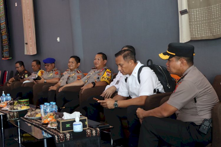 Perdana Kunker di Labuan Bajo, Kapolda NTT Disambut Tarian Caci dan Prosesi Adat Manggarai