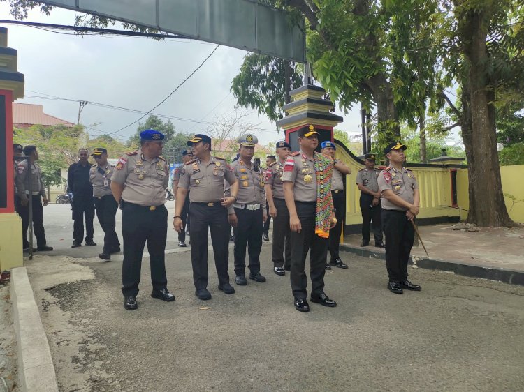 Perdana Kunker di Labuan Bajo, Kapolda NTT Disambut Tarian Caci dan Prosesi Adat Manggarai