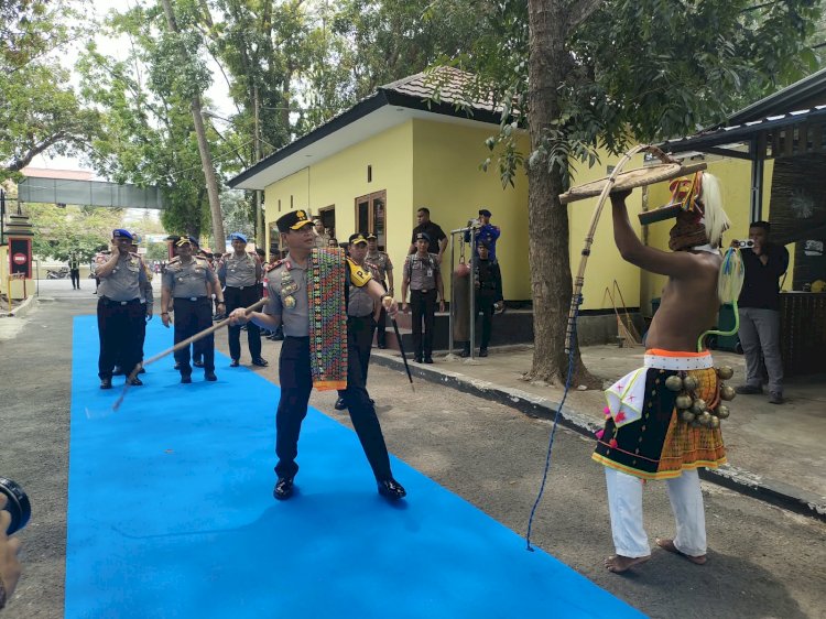 Perdana Kunker di Labuan Bajo, Kapolda NTT Disambut Tarian Caci dan Prosesi Adat Manggarai