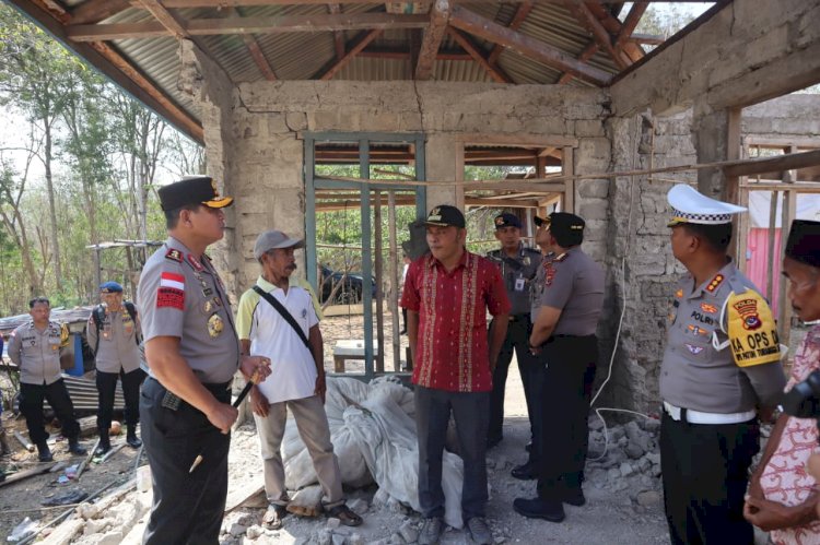Kapolda NTT Sambangi Warga Terdampak Gempa di Manggarai Barat, Salurkan Bantuan Kemanusiaan