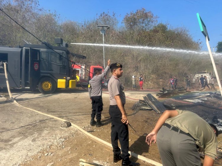 Respon Cepat Padamkan Kebakaran Basecamp di Labuan Bajo, Polisi Kerahkan 2 Unit AWC