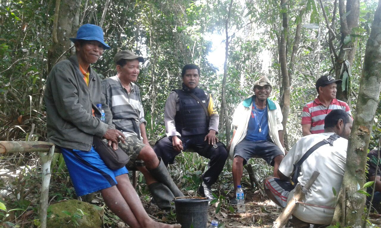 Bhabinkamtibmas Desa Cunca Lolos Polres Mabar Bersam Warga Gotong Royong Buka Jalan Tani