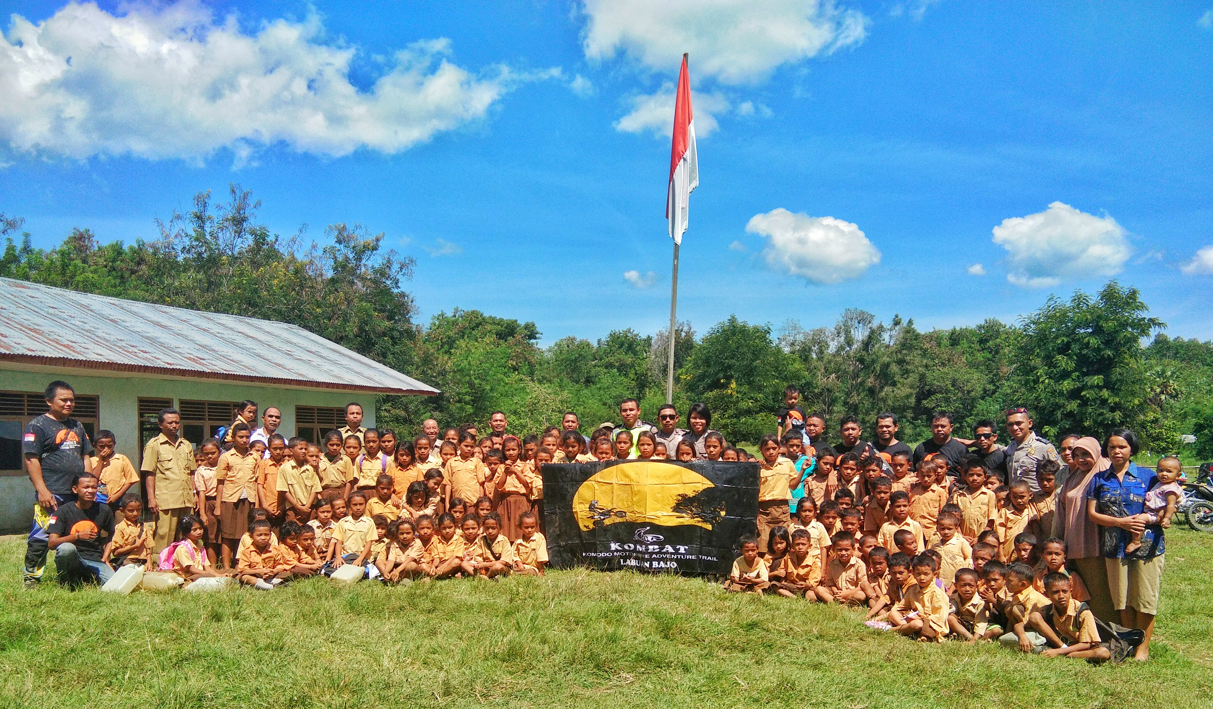 Polres Manggarai Barat dan Kombat Beri Bantuan Peralatan Belajar di SD Inpres Macan Tanggar