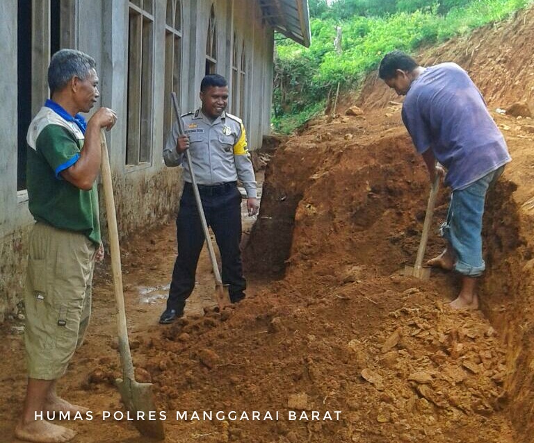 Bhabinkamtibmas Desa Cunca Lolos Polres Mabar Bersama Warga Melaksanakan Giat Gotong Royong