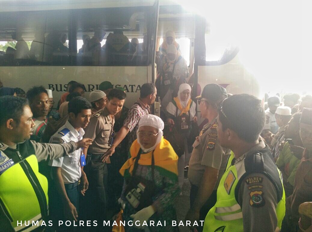 Polres Mabar Kawal Keberangkatan 67 Jemaah Calon Haji Menuju Bandara Komodo Labuan Bajo
