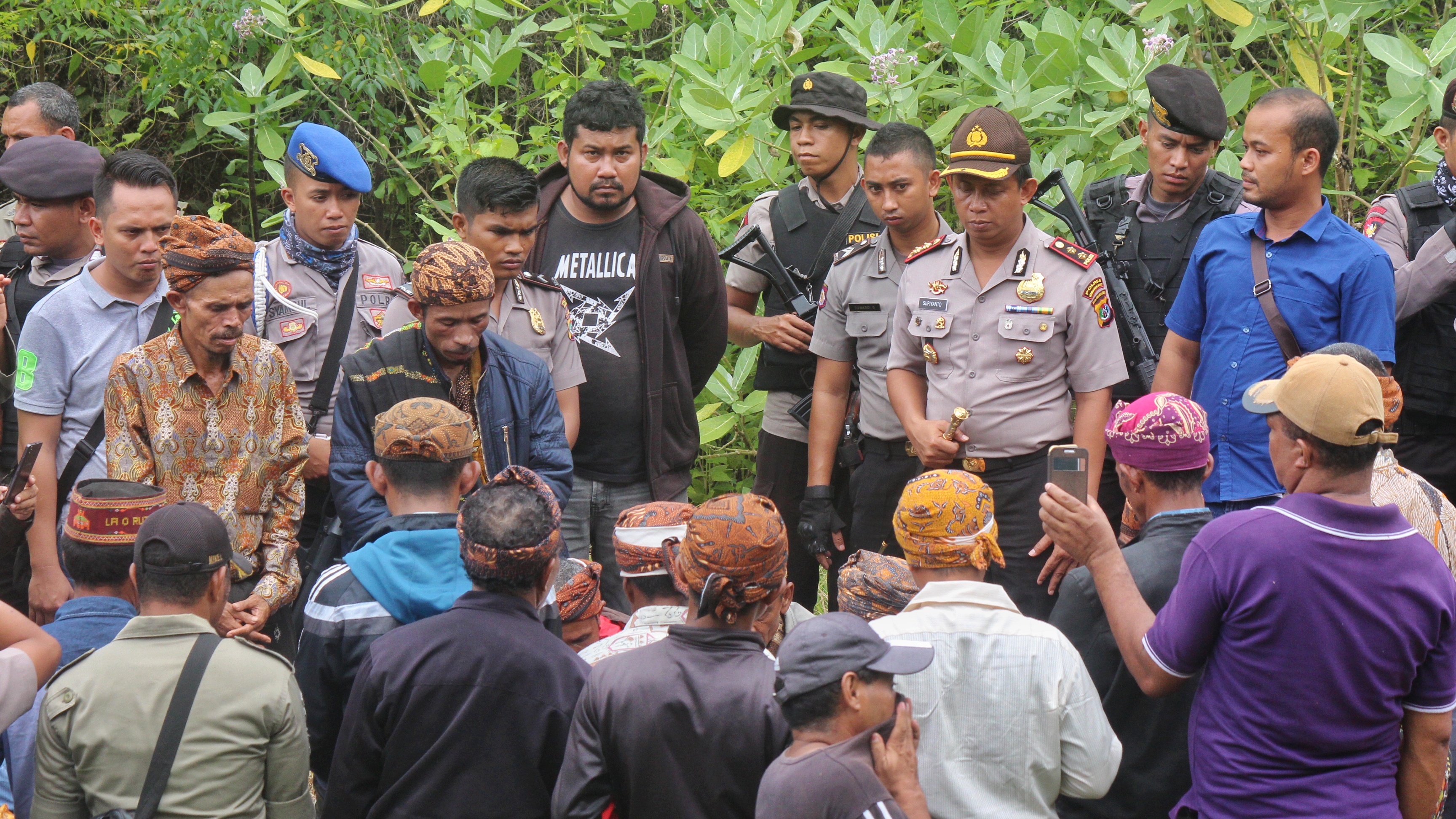 Polres Mabar Melaksanakan Pengamanan Rangkaian Ritual Adat 'Congko Dara Ta'a' Di Manjarite