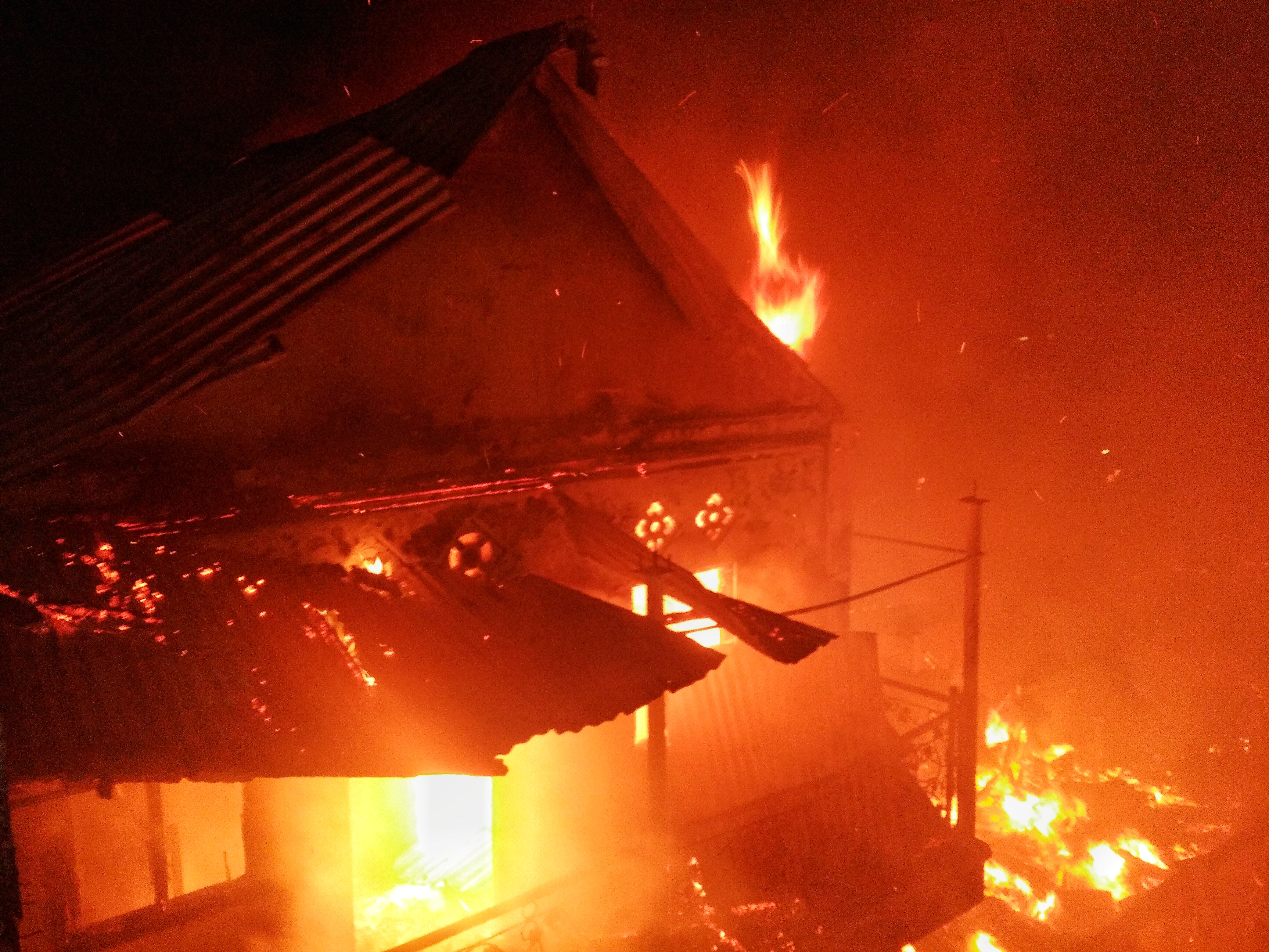 Kebakaran terjadi di permukiman padat penduduk di Kampung Air, Labuan Bajo