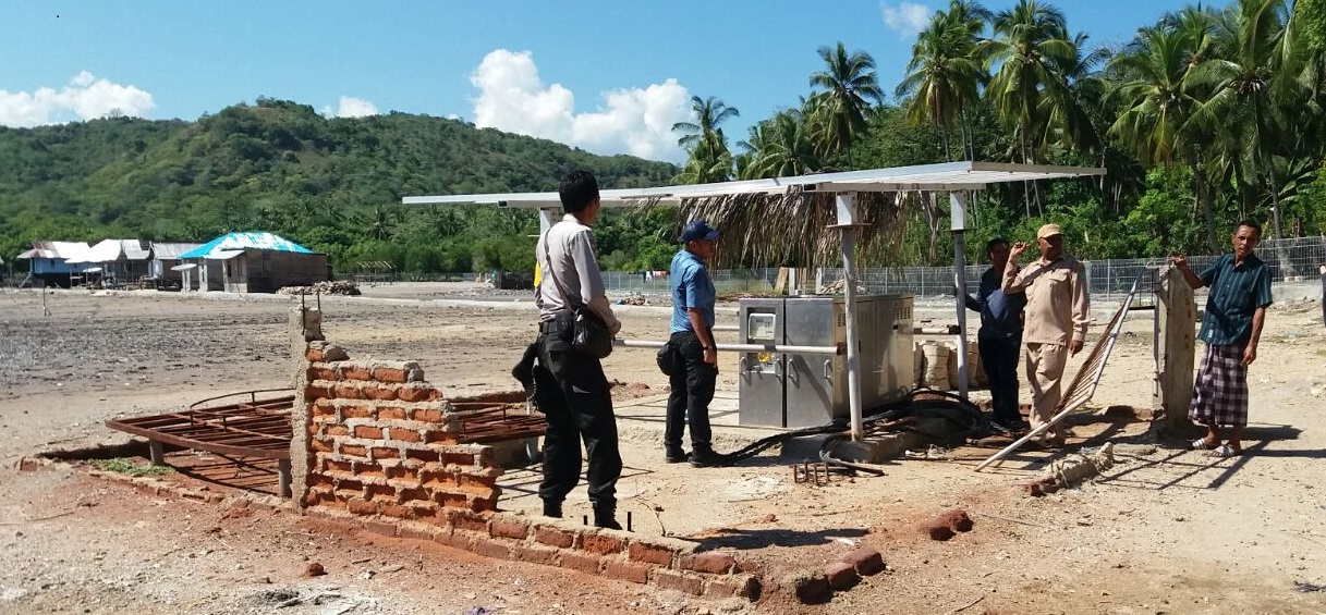 Bhabinkamtibmas Desa Pasir Panjag Polres Mabar Bersama Kades Melakukan Pengecekan Kondisi Mesin Pompa Air Bantuan Pemerintah