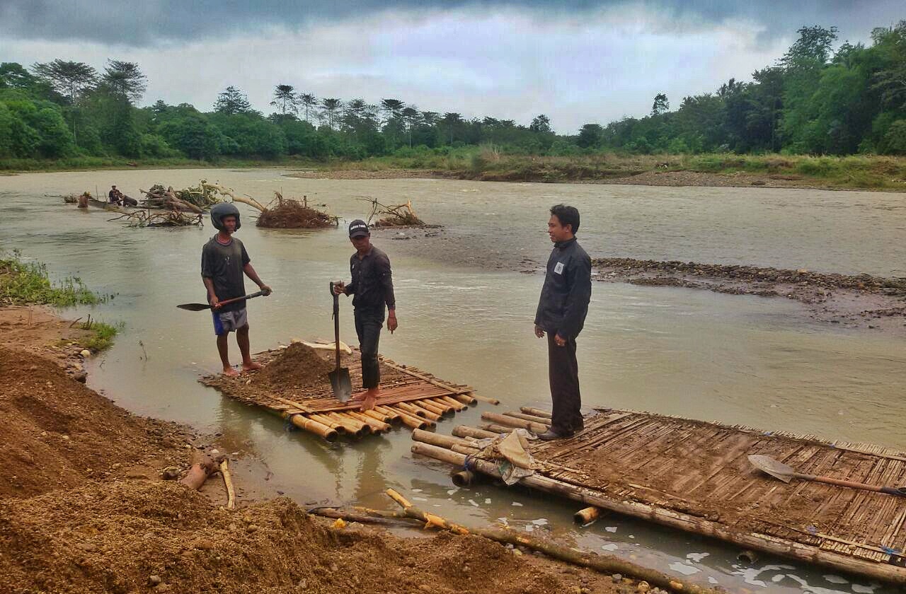Bhbinkamtibmas Desa Compang Longgo Polres Mabar Himbau Para Penambang Pasir Agar Waspada Banjir