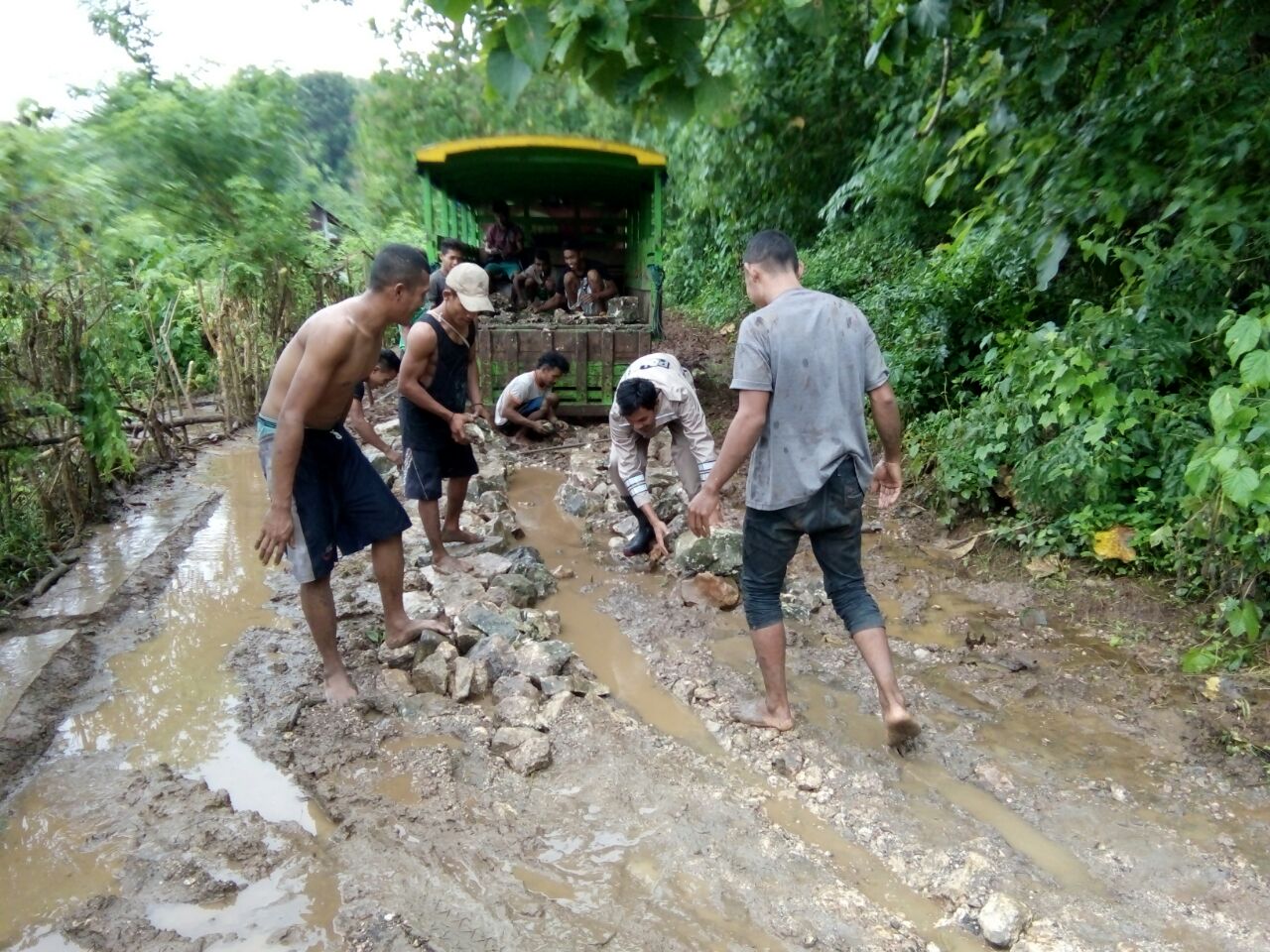 Bhabinkamtibmas Desa Mbakung, Polres Mabar Bersama Warga Binaan Gotong Royong Memperbaiki Jalan Penghubung Antar Desa