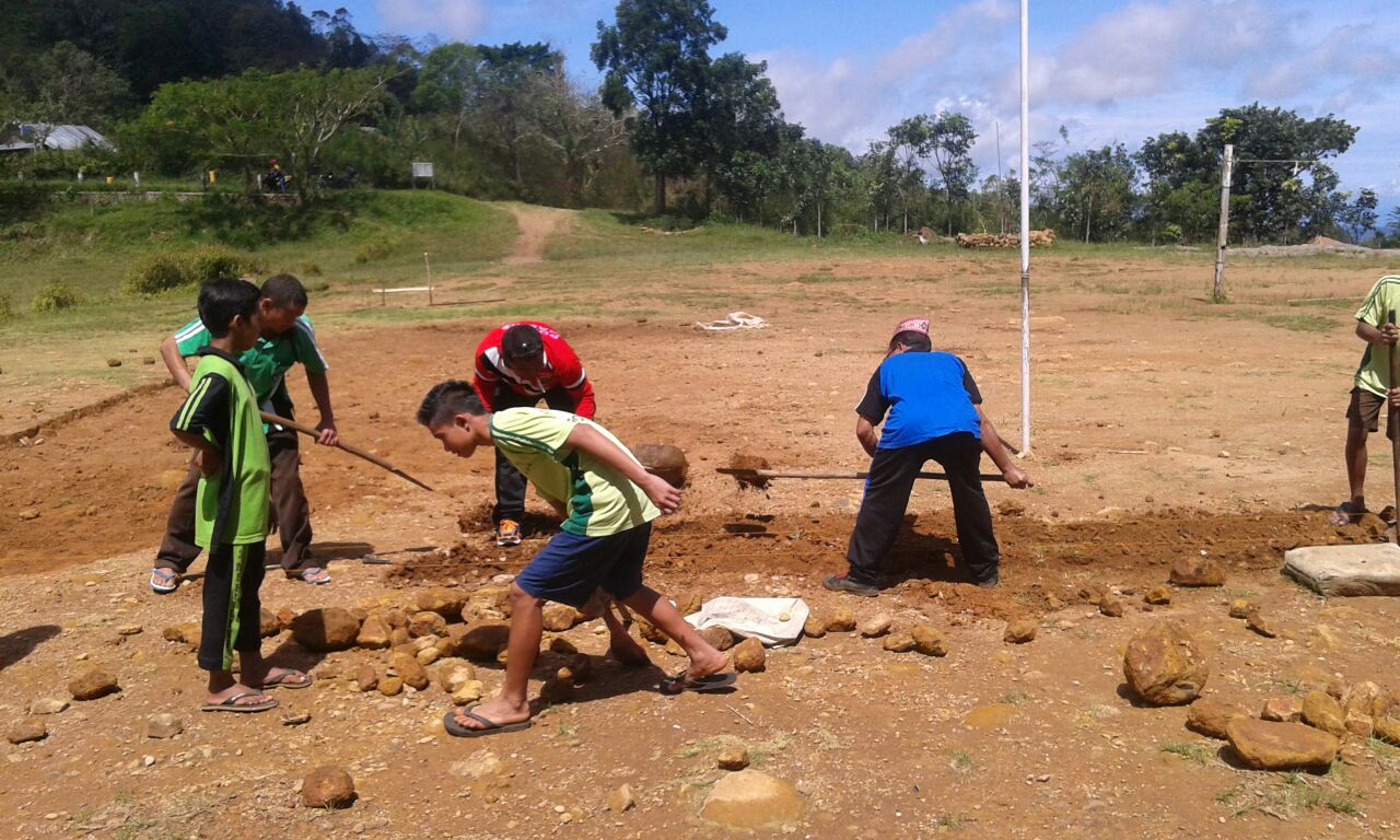 Bhabinkamtibmas Desa Cunca Lolos Polres Mabar Memberikan Pesan Pentingnya Hidup Gotong Royong Kepada Siswa - Siswi SMP N 2 Mbeliling