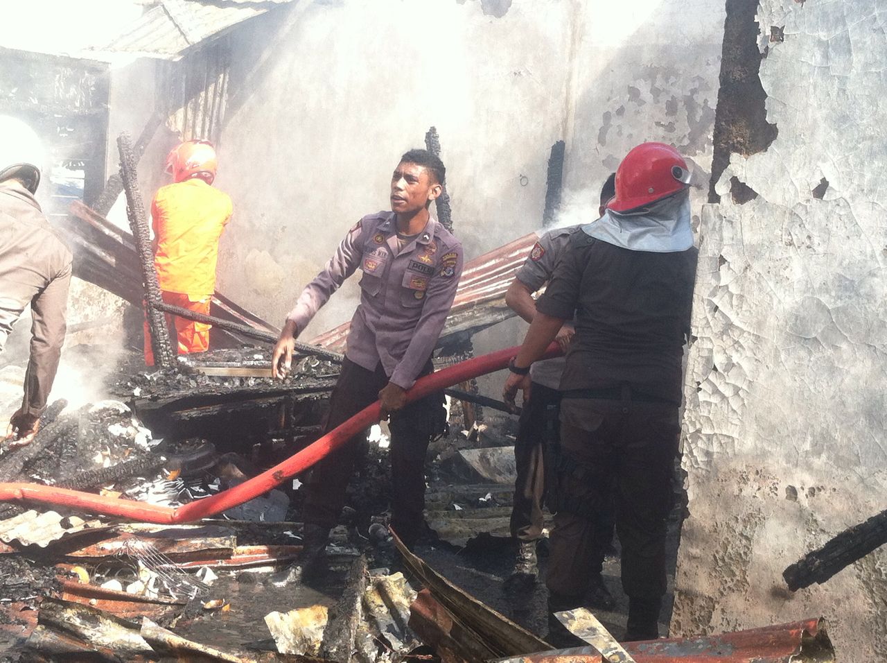 Rumah Warga Terbakar, Polres Mabar Bersama Warga Bantu Padamkan Api