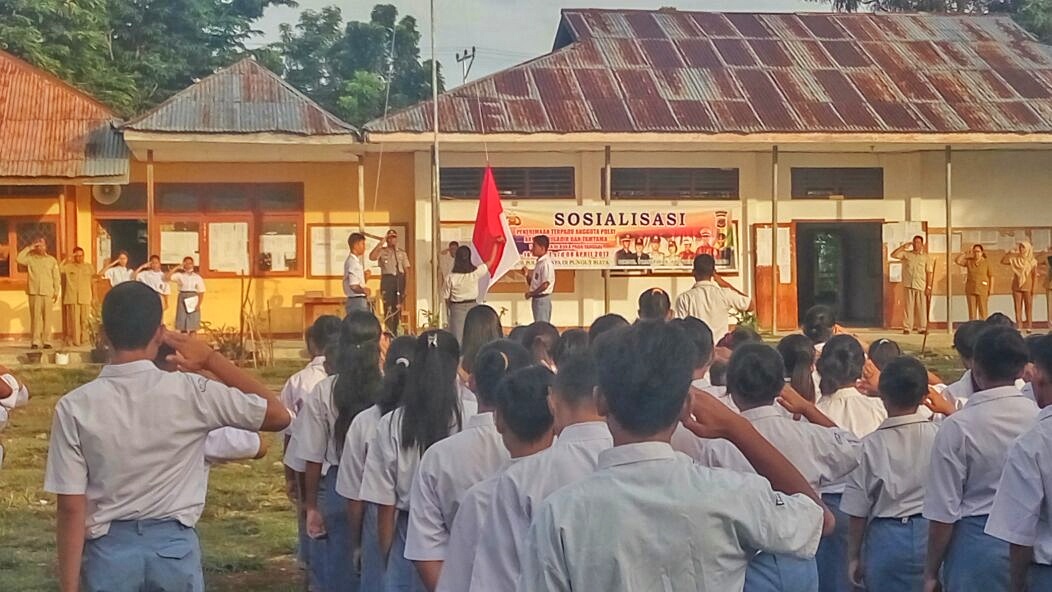 Kabag Sumda Polres Mabar Pimpin Upacara Bendera Di SMA N 1 Komodo Dalam Rangka Sosialisasi Penerimaan Anggota Polri