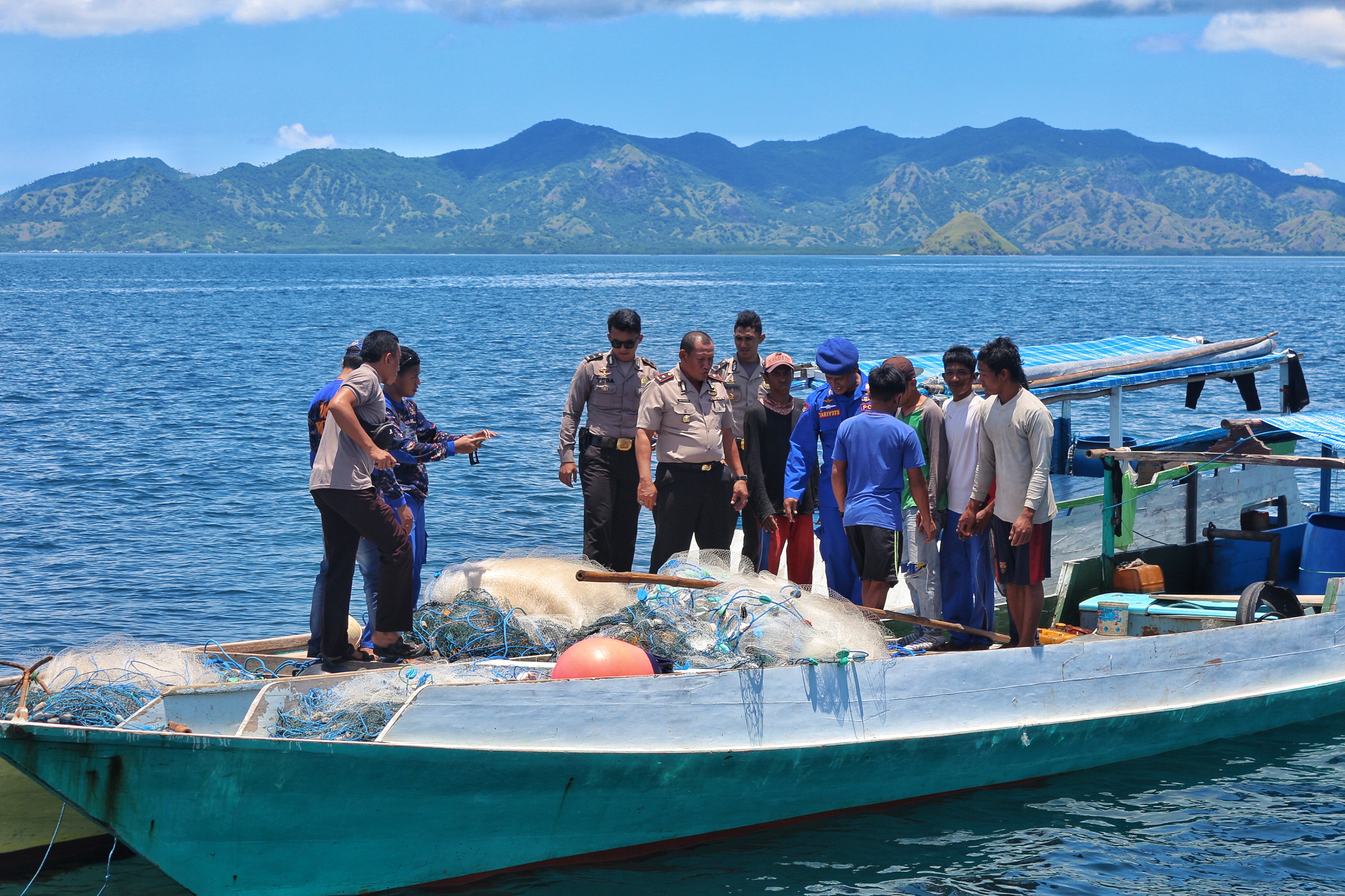 Wakapolres Mabar Pimpin Giat Patroli Perairan Sekaligus Sambang Terhadap Masyarakat Pesisir Pulau