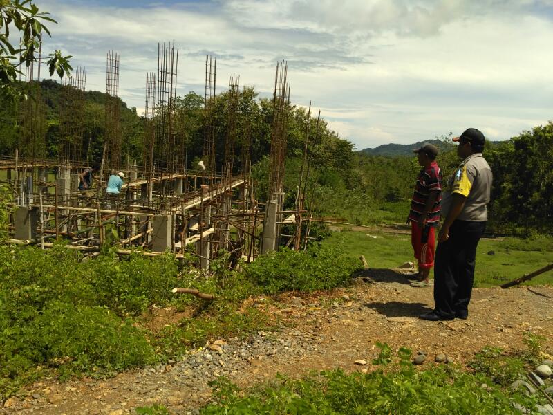 Bhabinkamtibmas Desa Watu Nggelak  Polres Mabar Sambangi Para Pekerja Bagunan