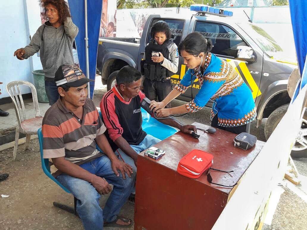 Ops Ramadniya Turangga 2017, Dokes Polres Mabar Memberikan Pelayanan Kesehatan Kepada Para Pengemudi Angkutan Mudik yang Melintas di Pelabuhan asdp Labuam Bajo