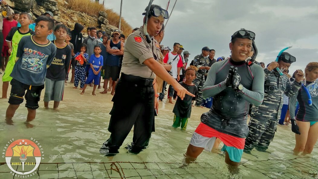 Polres Mabar Turut Serta Bersama Pangkalan TNI AL Maumere, Pemda Mabar, Pelaku Pariwisata dan warga Masyarakat Menunjukan Kepeduliannya Terhadap Pelestarian Lingkungan Hidup