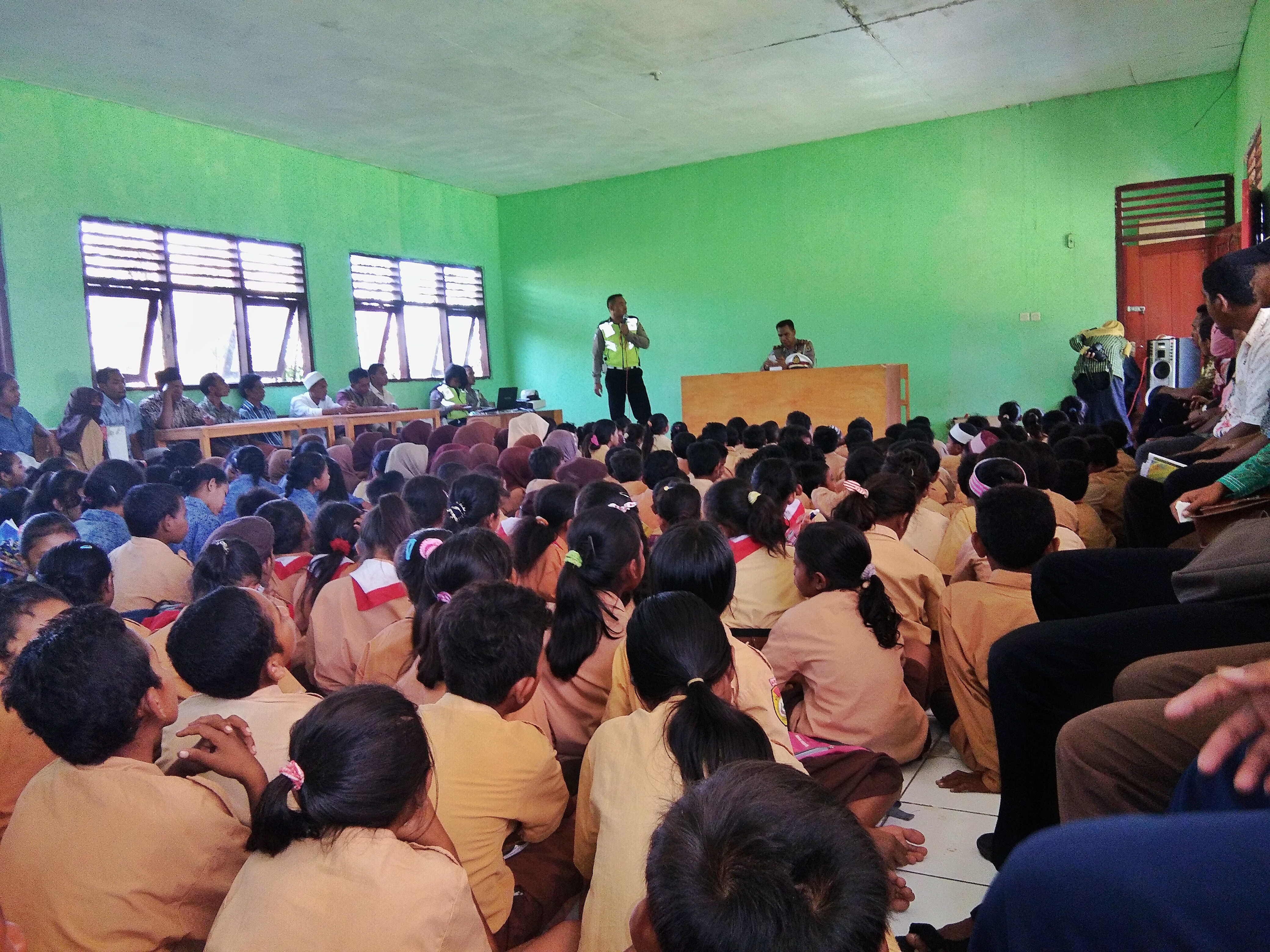 Dalam rangka membangun dan menjalin sinergitas serta memberikan wawasan tertib berlalulintas, Sat Lantas Polres Mabar melaksanakan Sosialisasi Kepada Para Pelajar di SMP Muhammadiyah Mburak