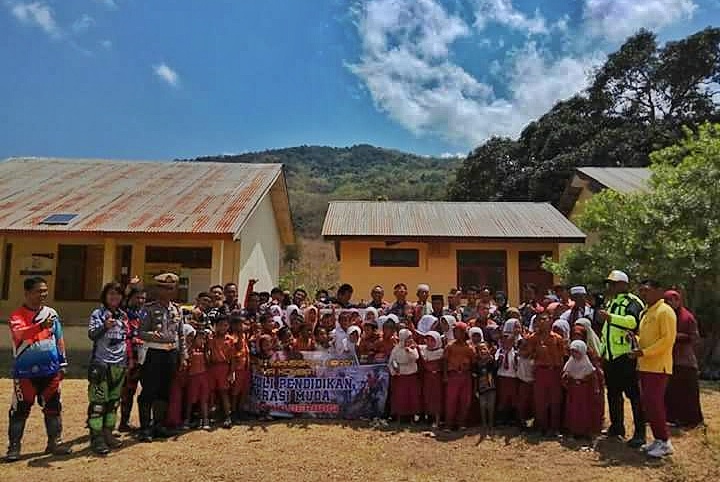Polres Mabar dan Kombat peduli dunia Pendidikan di daerah terpencil