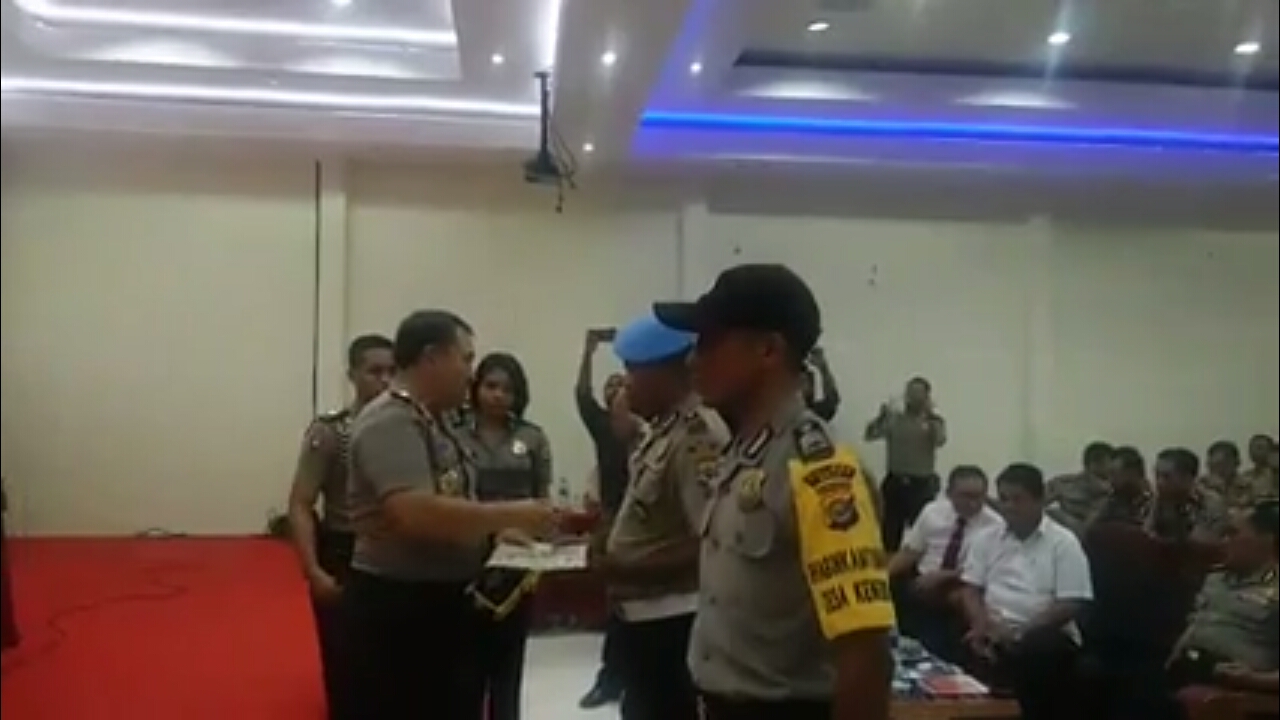 Dua Personil peraih juara Polisi teladan Jajaran Polda NTT dianugerahi piagam penghargaan oleh Kapolda NTT