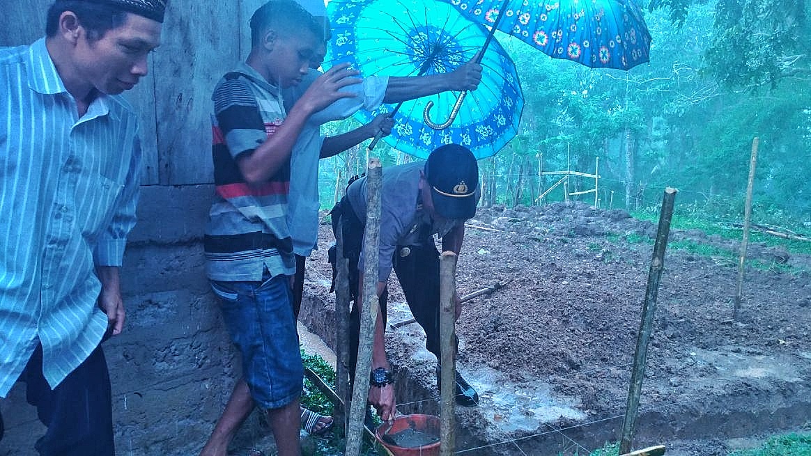 Kapolsek Sano Nggoang Meletakan Batu Pertama Pembangunan Masjid Nur Iman Lokong